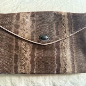 Bottega Veneta lizard clutch authentic 
Cream and Brown Leather Interior